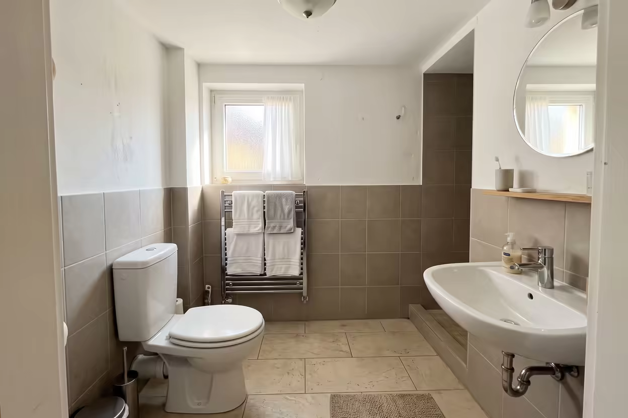 Helles Badezimmer einer Ferienwohnung